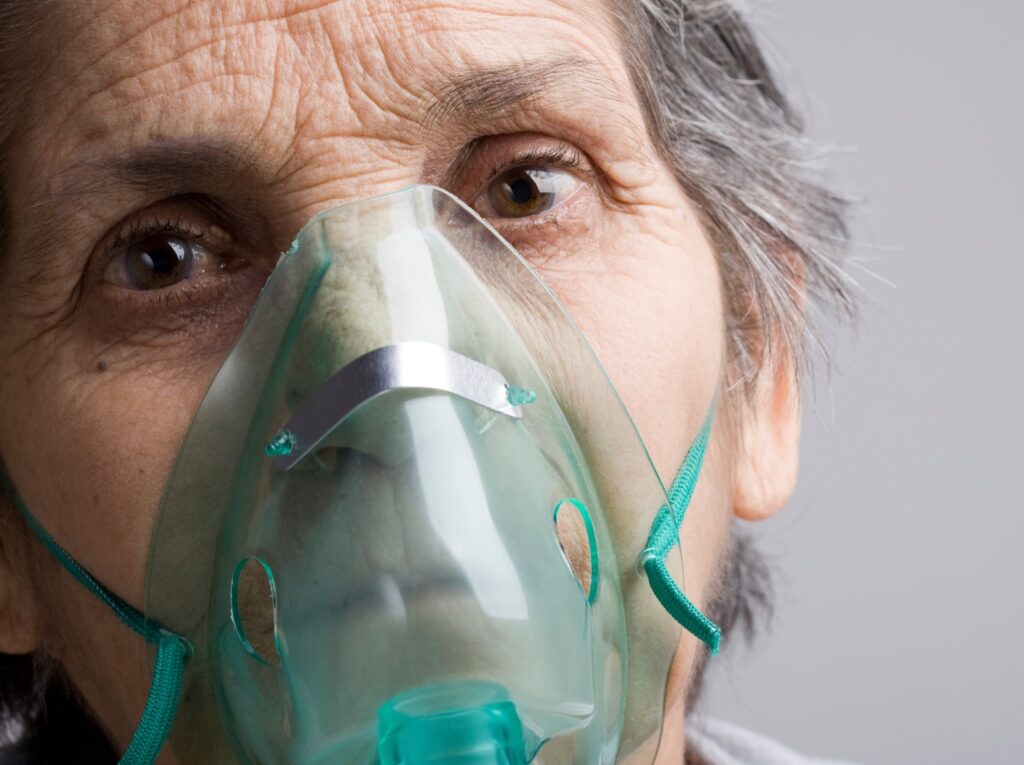 Pompat e oksigjenit jane nje nga trajtuesit e pneumonise duke shtuar sasine e oksigjenit ne mushkeri.