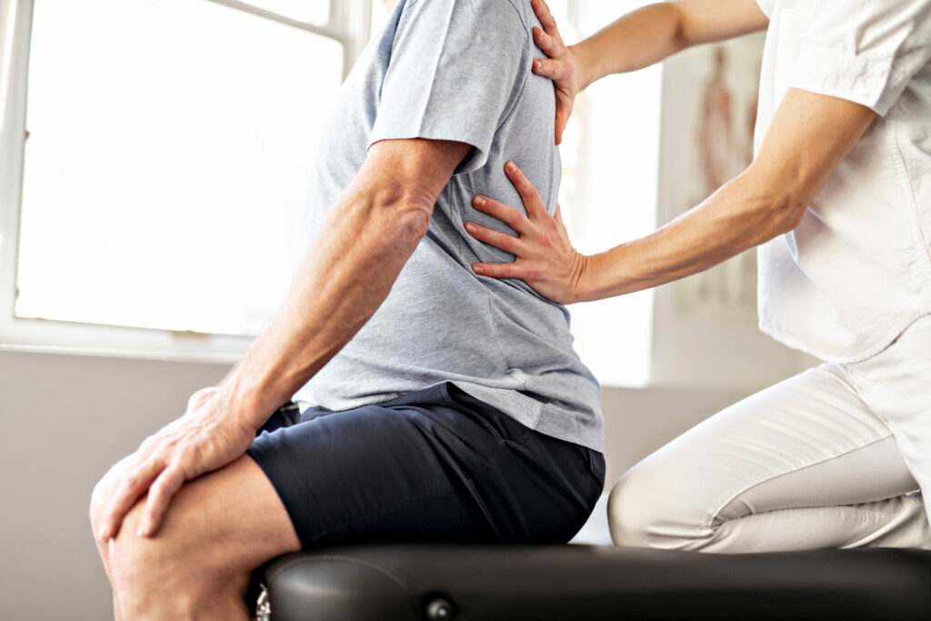 Mosha, mungesa e aktivitetit fizik, pesha e tepert dhe shume faktore te tjere shpien tek dhimbja e shpines.