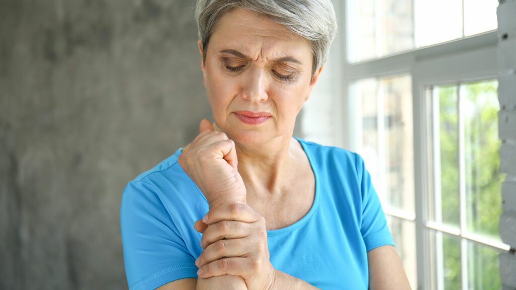 Osteoporoza, nje nga komplimimet e menopauzes
