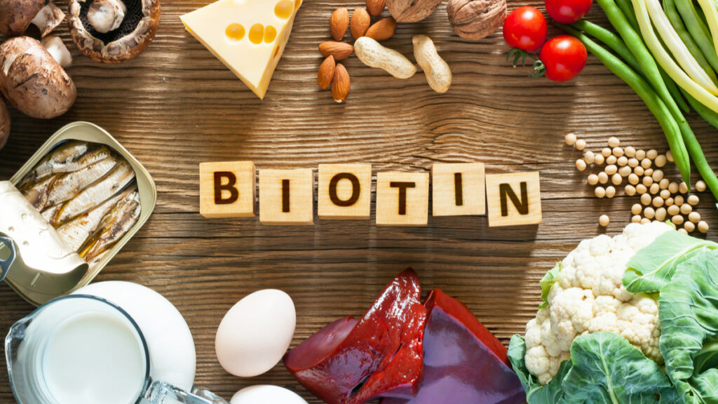Biotin eshte nje vitamina B per renien e flokeve e cila nxit rritjen e tyre.