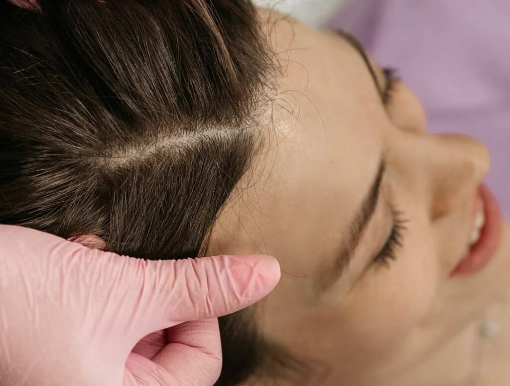 Nje flok i shendetshem perfitohet nga maska per renien e flokeve.