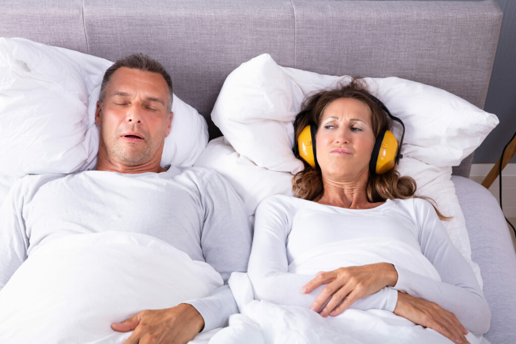 Apnea e gjumit shkakton gerhitje, cka sjell shqetesimin e partnerit gjate nates.