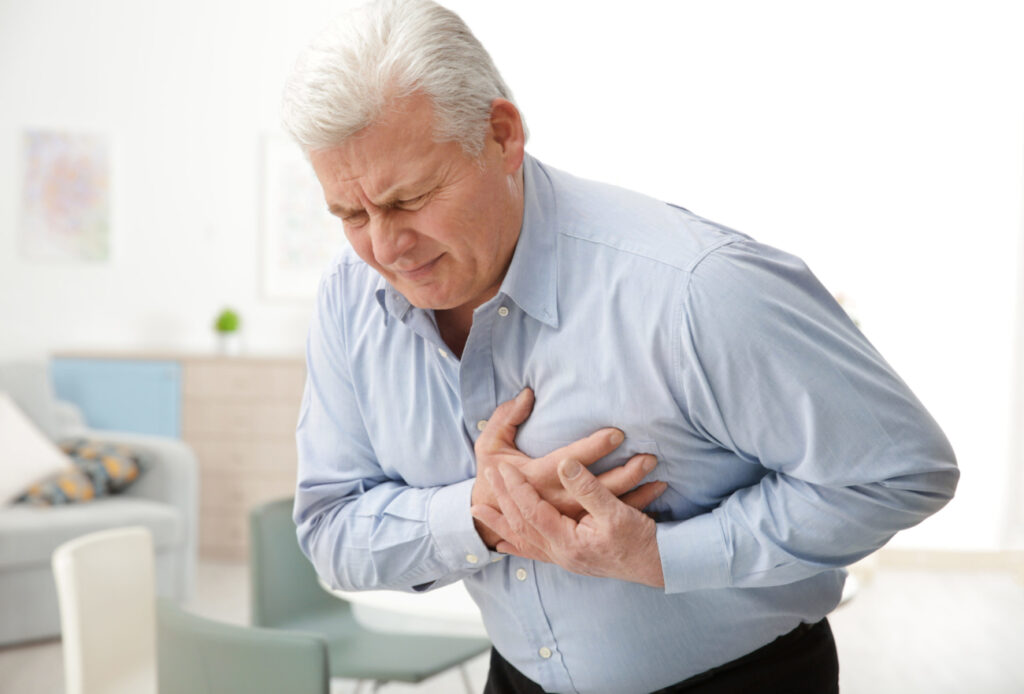 Dhimbjet ne gjoks jane nje nder simptomat te nje atak kardiak.